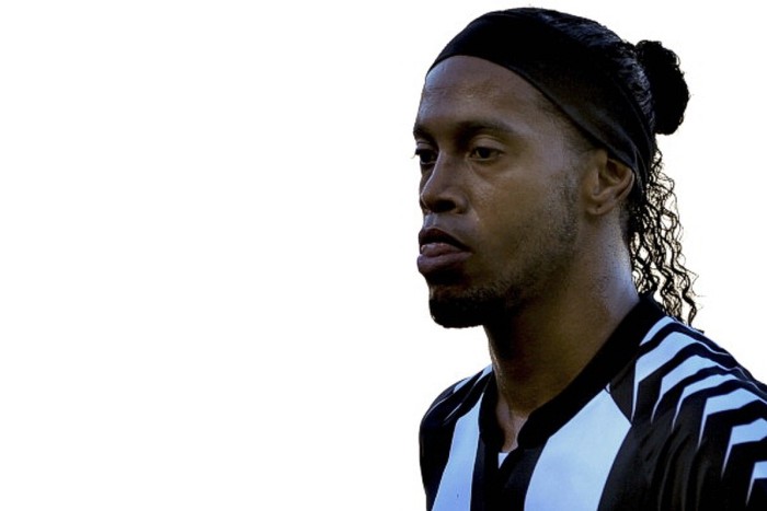 3. Jack Wilshere – Ronaldinho: Rô “vẩu” trở lại với ánh sáng quốc tế sau 18 tháng vắng mặt và nhiều khả năng anh sẽ được xuất phát. Nếu vậy thì còn gì bằng khi chúng ta sẽ được xem khả năng thật sự của Jack Wilshere? Mặt sân rộng của Wembley sẽ mang lại nhiều lợi thế cho Ronaldinho di chuyển cũng như thể hiện kỹ thuật cá nhân của mình, do đó nếu Wilshere không chặn được anh, đội chủ nhà có thể thủng lưới.